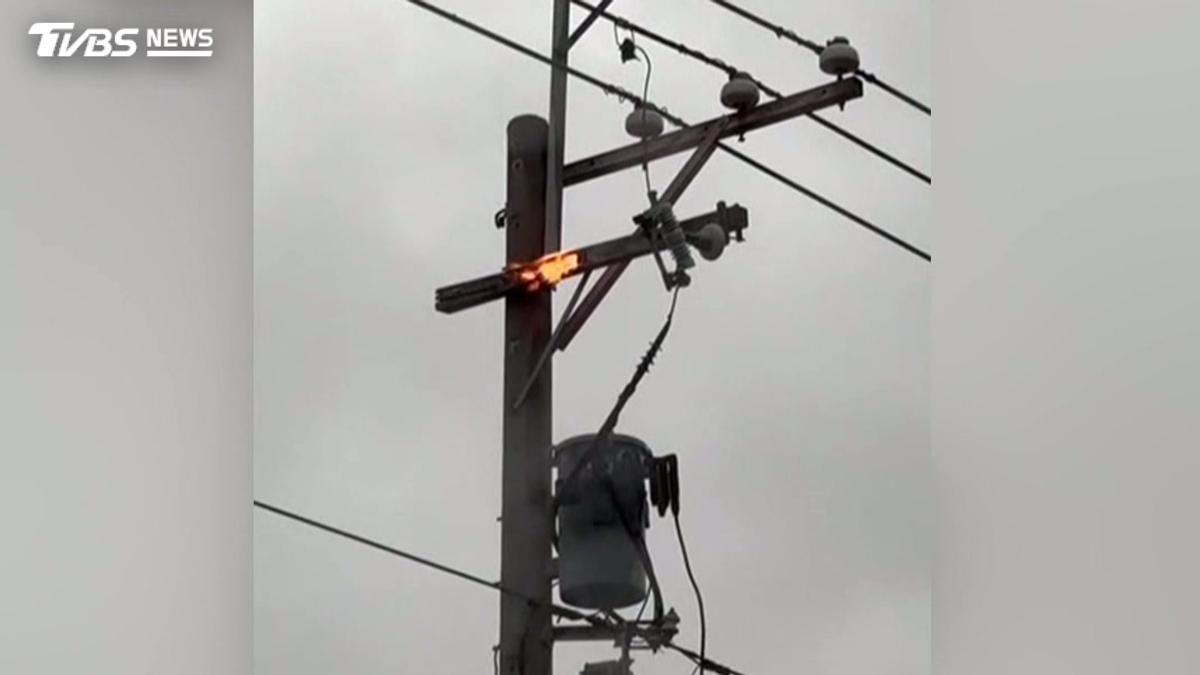 薔琵強襲全台逾10萬戶停電!台中海線「電線短路爆炸」車輛險起火