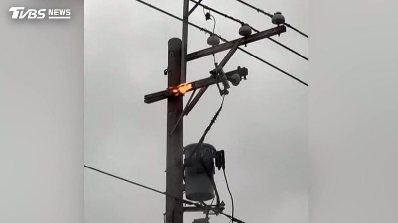 台中海線電線桿起火。(圖/民眾提供)