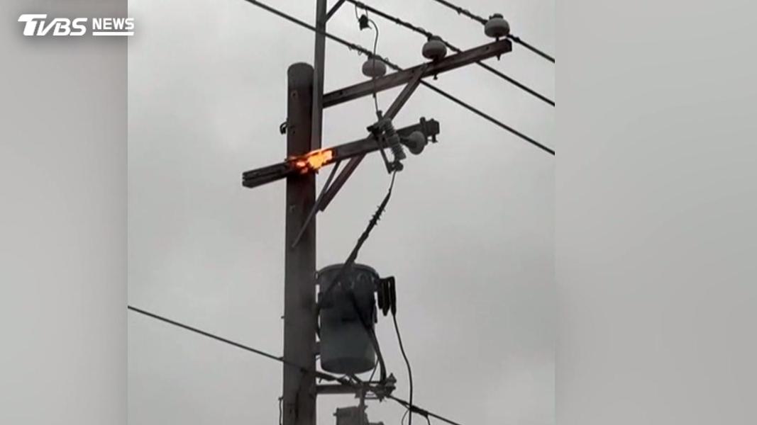 台中海線電線桿起火。(圖/民眾提供)
