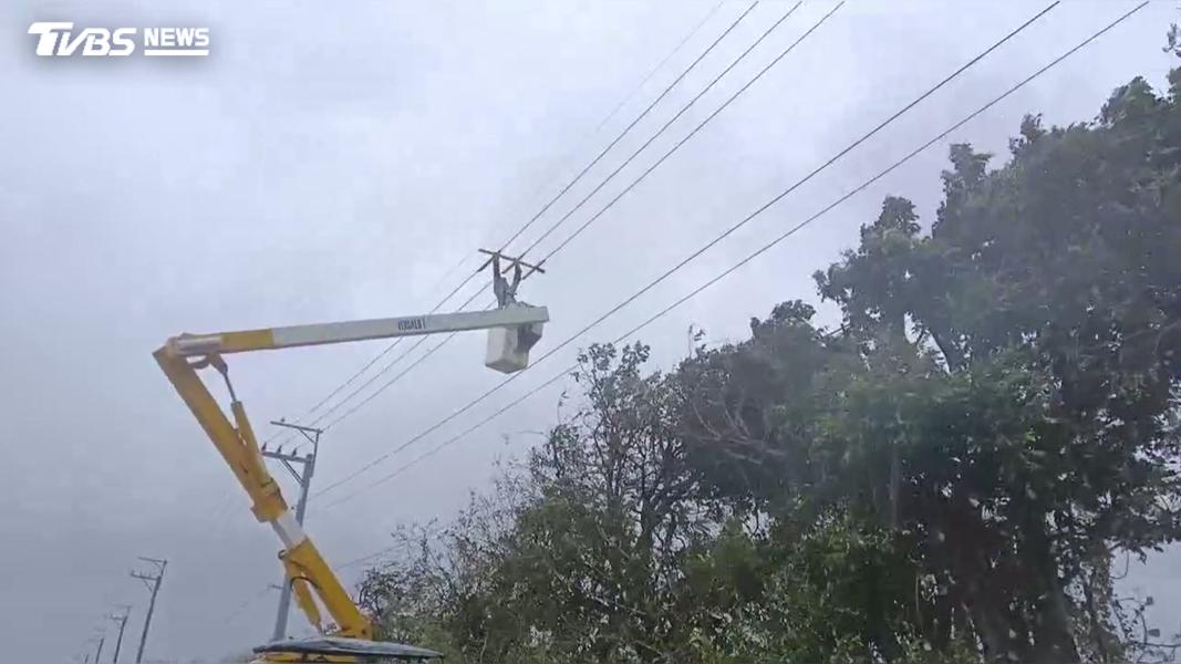 薔琵強襲全台逾10萬戶停電!台電搶修。(圖/台電台中處提供)
