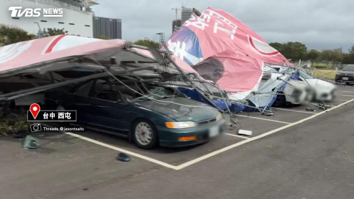 競選看板倒塌壓8車!車主見社群影片急奔現場 驚見愛車遭殃