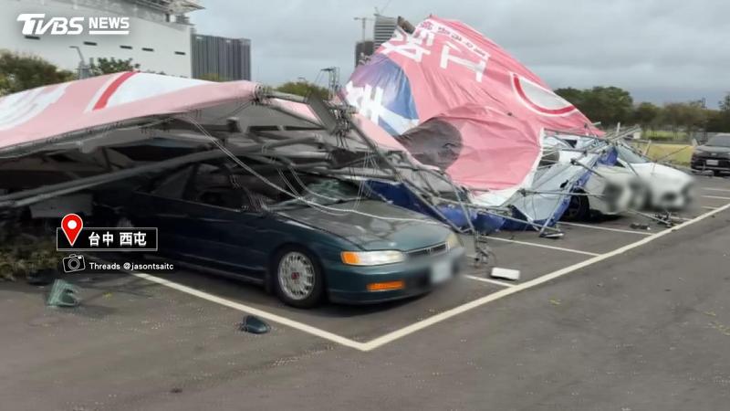 競選看板倒塌壓8車!車主見社群影片急奔現場 驚見愛車遭殃(圖/TVBS)
