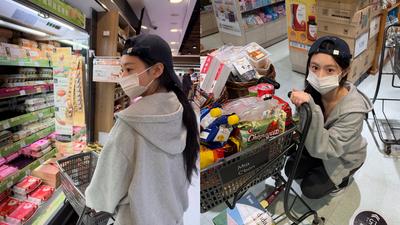 薔琵颱風來襲!韓啦啦隊女神金娜妍衝超市囤糧 粉見1畫面笑翻了
