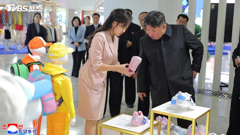 北韓官媒近日刊登,金正恩帶著妻子李雪主及女兒金主愛一同視察的照片。(圖/達志影像美聯社)
