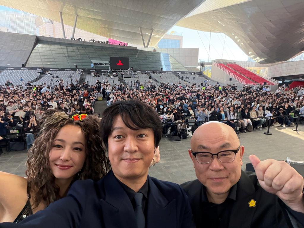 SUPER EIGHT丸山隆平（中）在同一段期間前往釜山影展，與澤尻英龍華（左）、導演佐藤佐吉（右）宣傳電影。（圖／翻攝自barano_kusari推特）