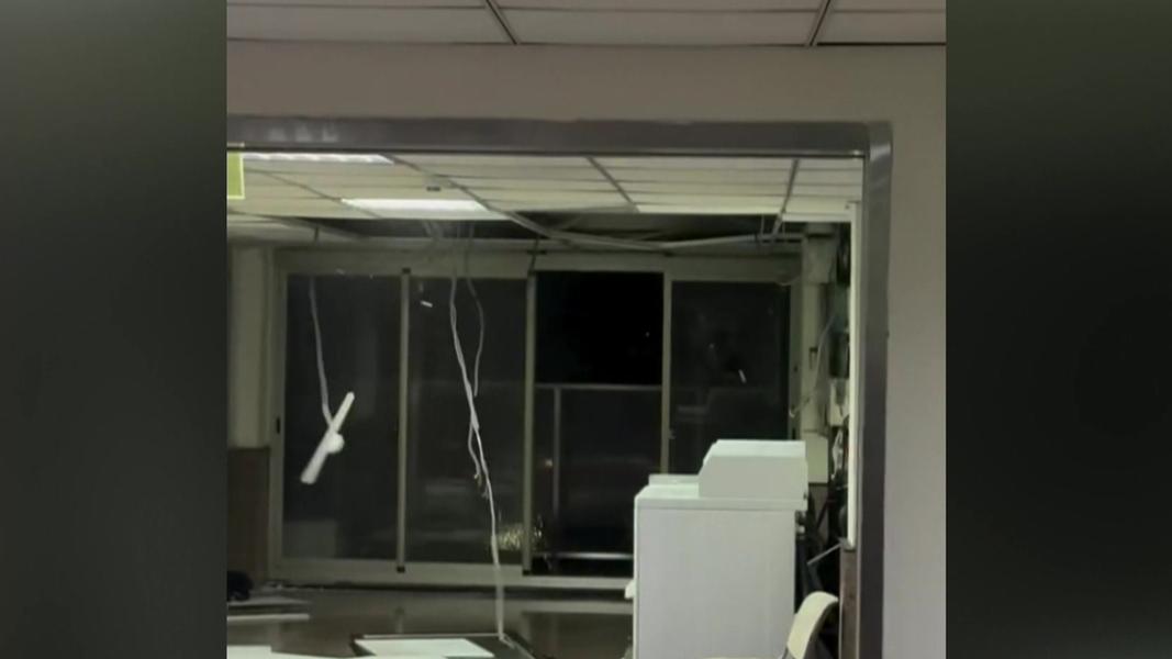 「薔琵」吹爆文大男生宿舍大倫館,四樓玻璃門被吹倒,天花板遭吹掀。(圖/Threads:jason___.0214)