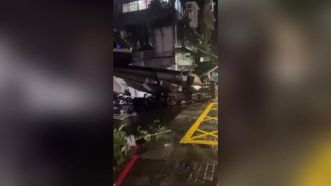 美食街宛如世界末日,鐵皮屋簷被吹垮重壓機車,仇人坡樹倒。(圖/Threads:zhanjie_12_21)