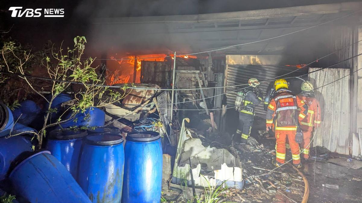 颱風夜火警!金山鐵皮倉庫深夜竄火光 警消冒雨搶救