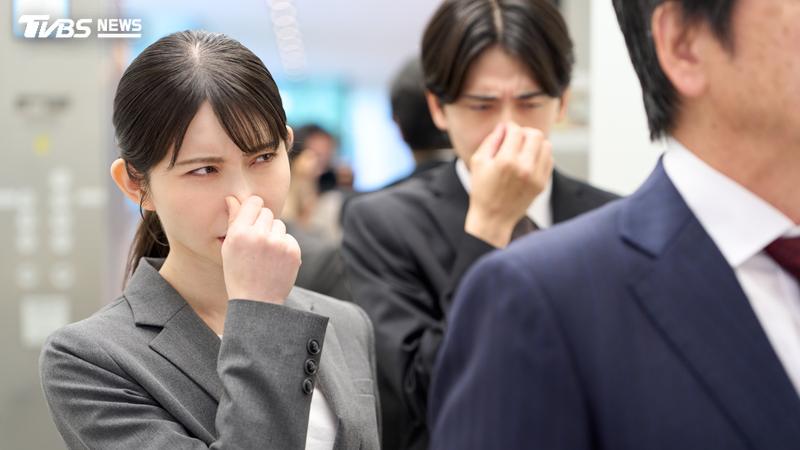 出門在外,身上若飄出異味,恐讓自己和他人都尷尬。(示意圖/shutterstock達志影像)