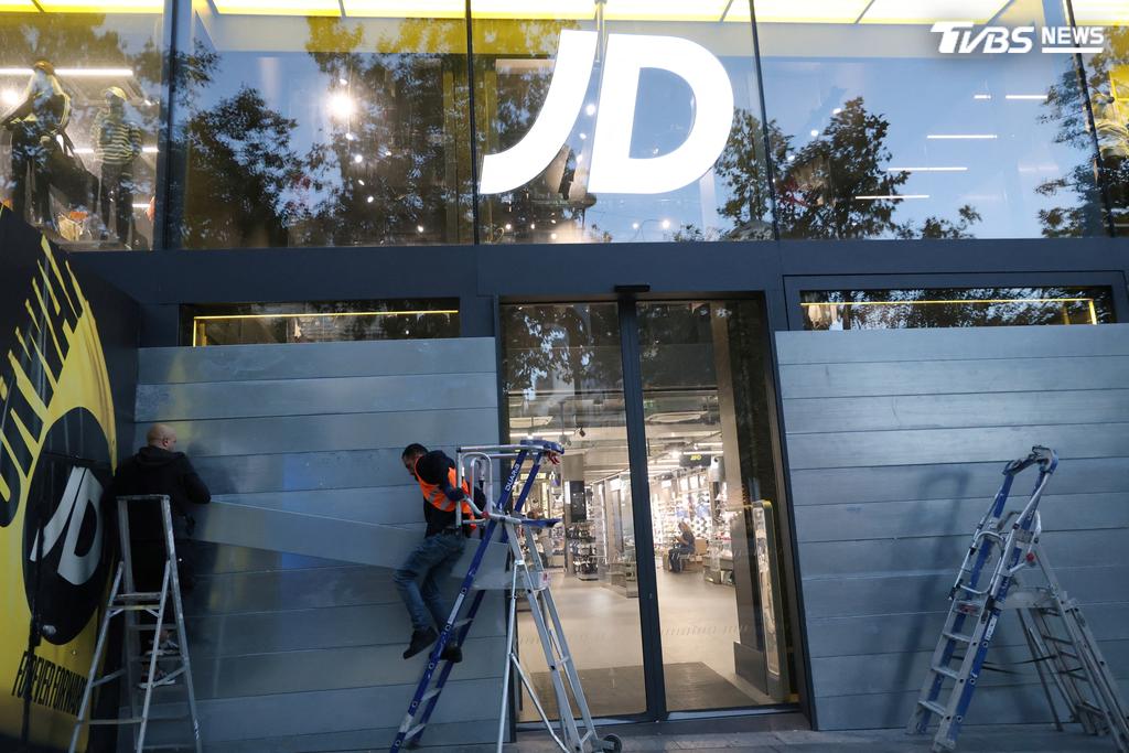 警方已發函建議店家強化防護措施,包含聘僱私人保全、檢查警報系統及調整營業時間。(圖/達志影像路透社)