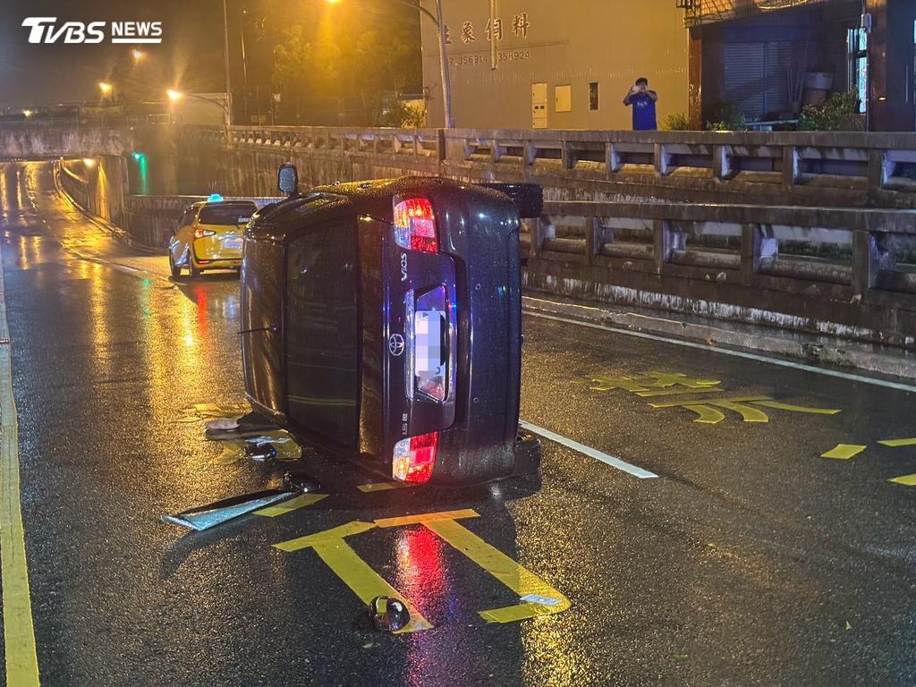 苗栗也發生驚險事故,49歲黃姓男子晚間,車輛卻突然撞向分隔島,整輛車90度翻覆卡在路中央(圖/翻攝 threads@ liang__0105)