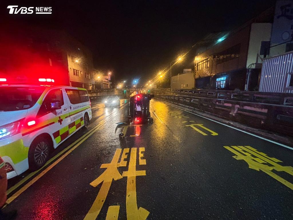 黃姓駕駛表示是因為下雨視線不良才自撞分隔島,並非風勢過大所致,幸好人員也沒有受傷只受到驚嚇。(圖/翻攝 threads@ liang__0105)