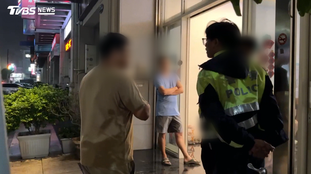 警方獲報後也到場關切。(圖/TVBS)