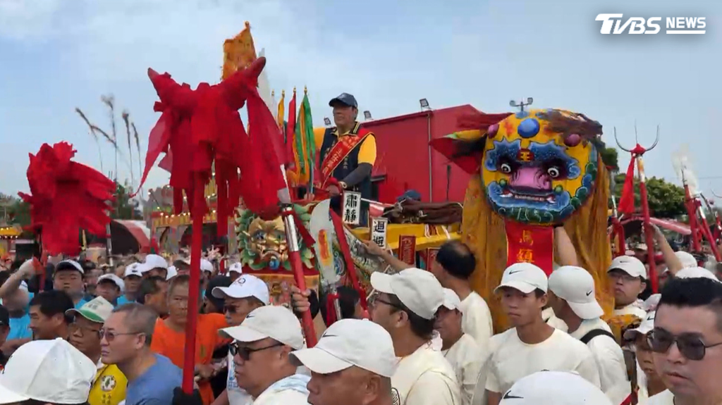 萬年殿傳承百年的王船祭重頭戲,現場湧入大批信眾,齊心合力拉著王船踩街遶境(圖/TVBS)