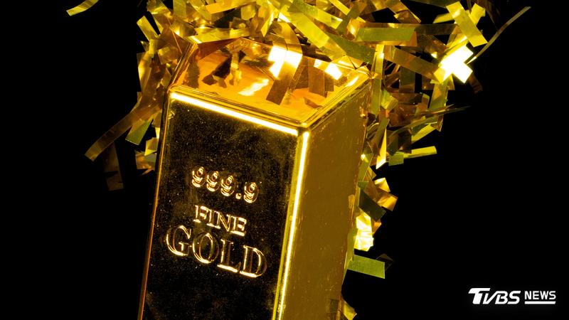 黃金價格持續低迷,23日跌破每盎司4,000美元大關,單週狂跌更創下逾4個月最慘。(示意圖/達志影像 shutterstock)
