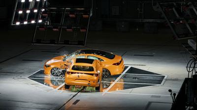高速無煞車對撞!賓士CLA「驚人實測」曝 純電電池竟沒爆