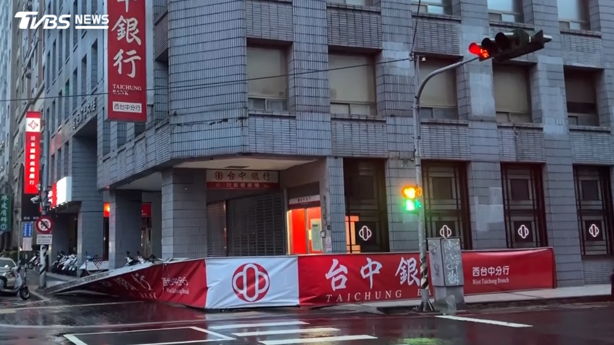 薔琵狂風暴雨!招牌深夜直線墜落 網驚:在地銀行?