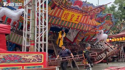 颱風薔琵狂襲基隆!65年大德廟醮壇遭強風吹垮 壓毀車輛