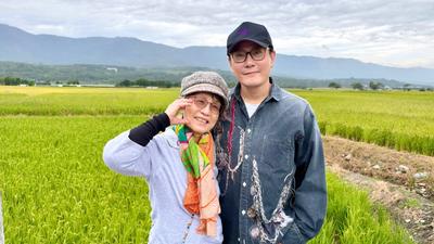張信哲現蹤台東池上!緊黏女子全被拍 真實身分曝光