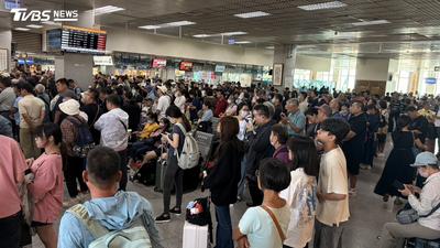 薔琵颱風影響被迫滯留!上千旅客搶返台 擠爆金門機場畫面曝