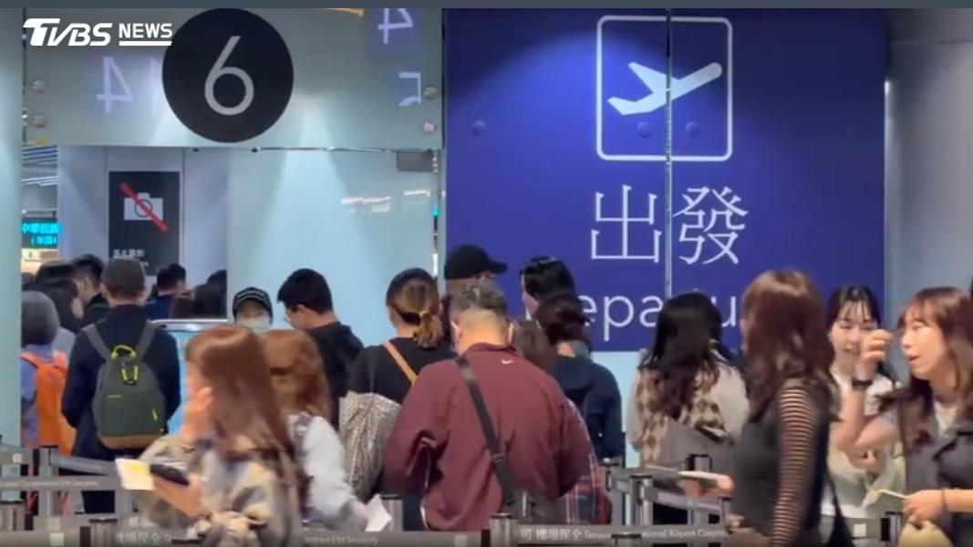 24號一早許多航班恢復起飛,部分民眾終於能順利出國。(圖/TVBS)