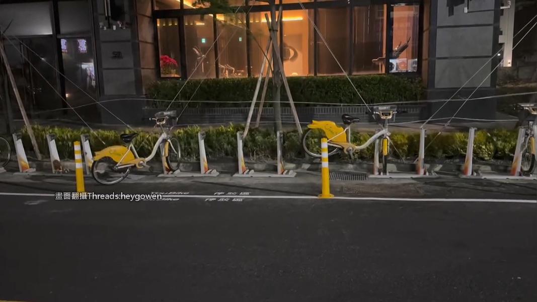 薔琵強風吹翻台中!共享單車「飛起來」網笑:霍格華茲飛天BIKE。(圖/Threads heygowen)