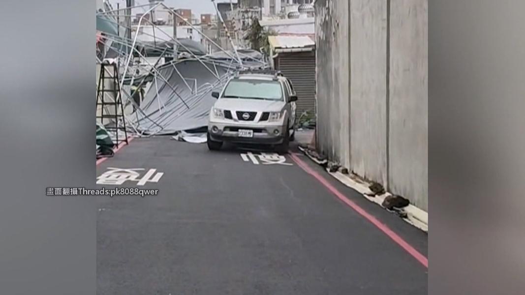 車篷撐不住了!抗風掙扎畫面曝 下秒「整座垮掉」車主嚇壞。(圖/Threads pk8088qwer)