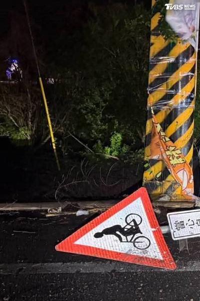 颱風夜還敢毒駕! 男開車撞斷電桿、卡水溝 路邊貨車遭殃