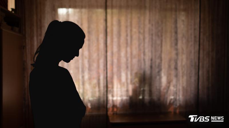 英國一名母親長期飽受丈夫家暴、家中經濟不佳生活困苦,精神失常下殘殺三名子女。(示意圖,非當事人/達志影像 shutterstock)