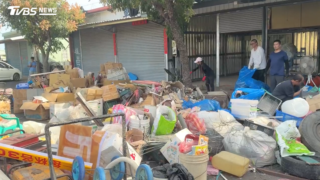倉庫囤積過多物品,家屬也趁此機會,趕緊找人將倉庫徹底整理清空(圖/TVBS)