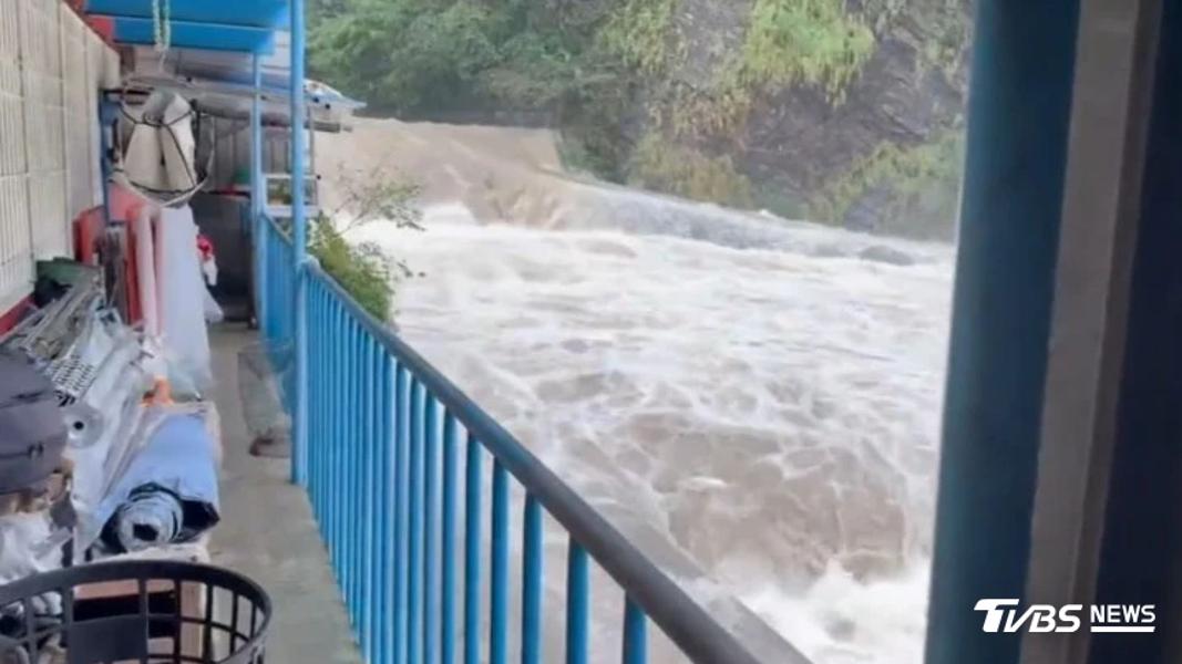 桃園復興區霞雲坪溪水暴漲。(圖/TVBS)