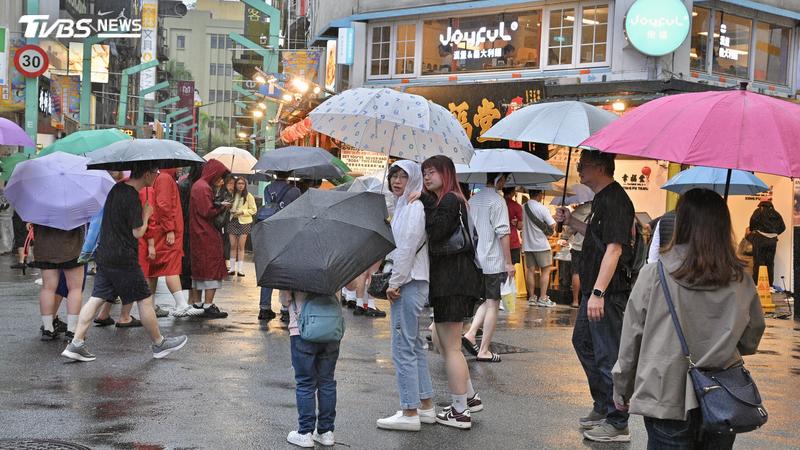 伍婉華表示,明日北部降雨將逐漸停止,中南部將可見到陽光。(圖/胡瑞麒攝)
