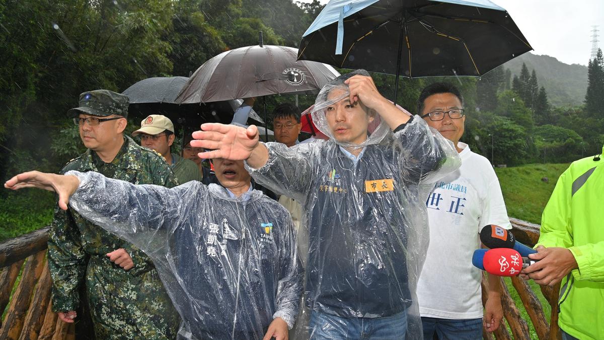 蔣萬安「勘災搬樹枝」遭酸作秀!清潔隊長內疚發聲:我害他受委屈