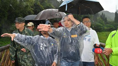 蔣萬安「勘災搬樹枝」遭酸作秀!清潔隊長內疚發聲:我害他受委屈
