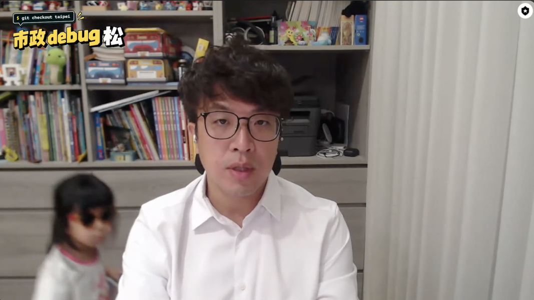 沈伯洋在談市政時,小麻糬不停「亂入」鏡頭。(圖/翻攝自沈伯洋YT)