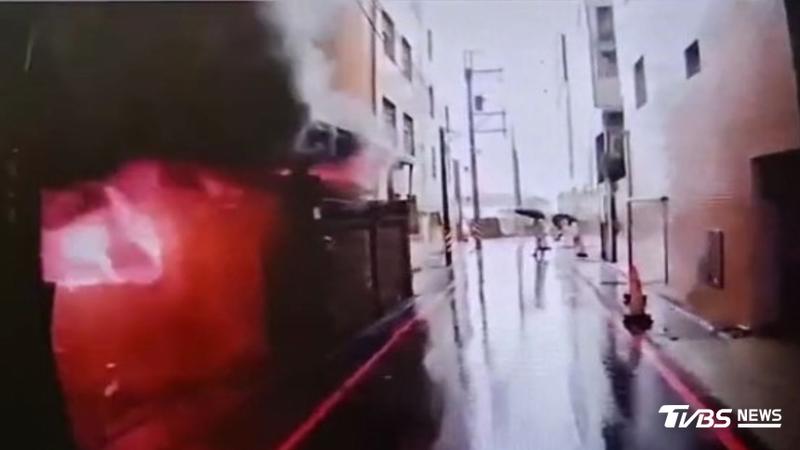 桃園新屋區鐵皮屋竄大火,七旬翁一度受困,命危送醫。(圖/TVBS)
