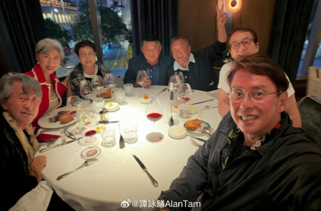 譚詠麟（右1）掌鏡自拍，與成龍（右2）、曾志偉（右3）同桌合照，星光熠熠。（圖／翻攝自譚詠麟微博）