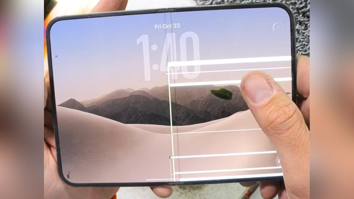 暴力測試iPhone Duo!螢幕冒出綠線 轉軸進沙秒卡死
