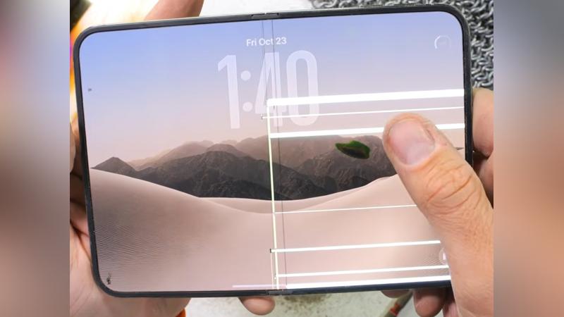 知名千萬 YouTuber 頻道進行極限耐用度測試,iPhone Duo 摺疊機遭遇沙塵滲入致轉軸故障卡死,且反向彎折後螢幕出綠線,引發外界對摺疊機品質與耐用度的關注。(圖/翻攝自YouTube@JerryRigEverything)