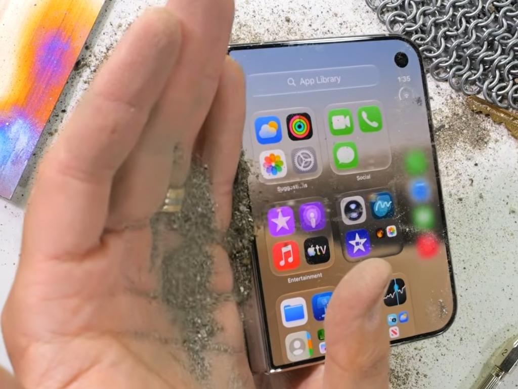 iPhone Duo 號稱具備最高等級防塵能力,理應能完全阻絕灰塵進入機身內部。(圖/翻攝自YouTube@JerryRigEverything)