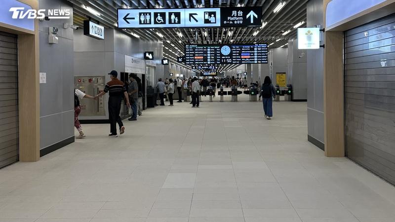 新啟用的台南鐵路地下化新站最近成了全台灣最熱鬧的「野生音樂廳」。(圖/TVBS)