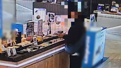 假試用真偷竊!男趁店員忙碌「手機吸行動電源」秒袋 監視器全錄