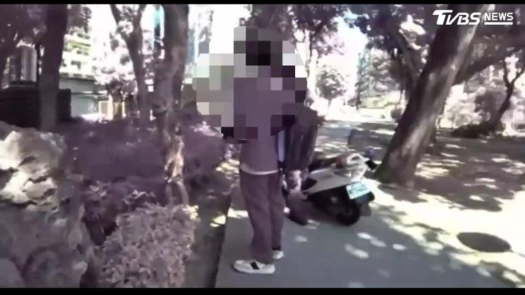 警方在公園攔查一名違規吸菸的男子,意外揭穿其車手身分。(圖/TVBS)