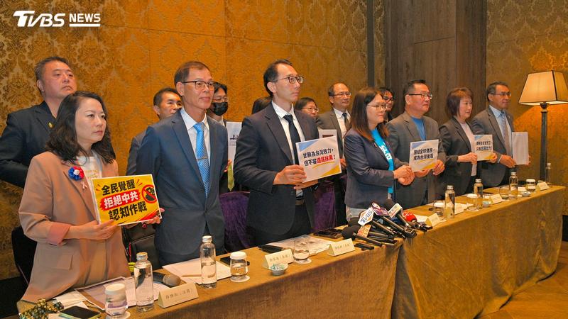 多位僑務委員召開記者會反駁「用公帑為徐佳青慶生」說。(圖/胡瑞麒攝)