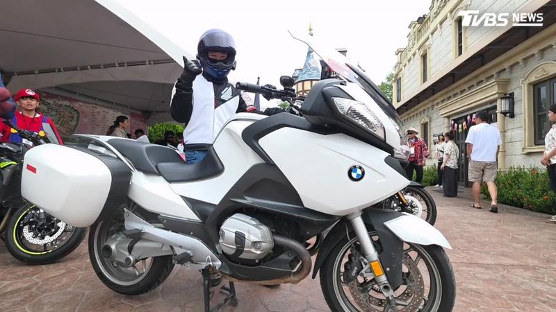 嘉義大林城堡日前舉辦萬聖節活動,一輛退役BMW警用重機格外吸睛。(圖/TVBS)