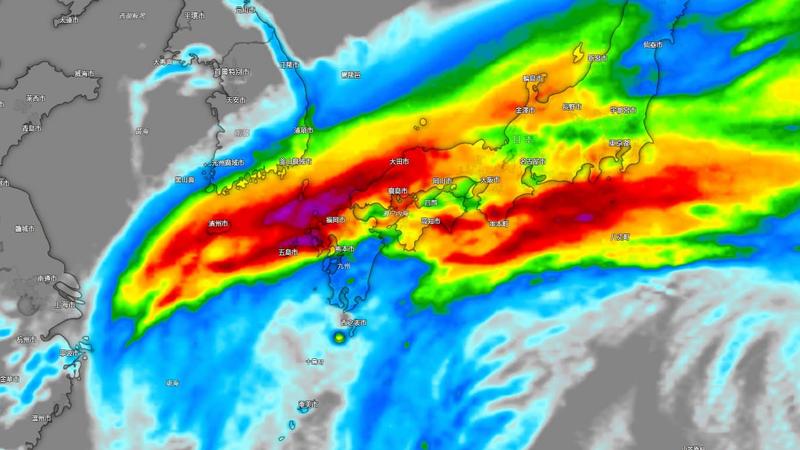 薔琵颱風和冷高壓產生共伴雨帶,為日韓帶來明顯降雨。(圖/翻攝臉書粉專 台灣颱風論壇|天氣特急)