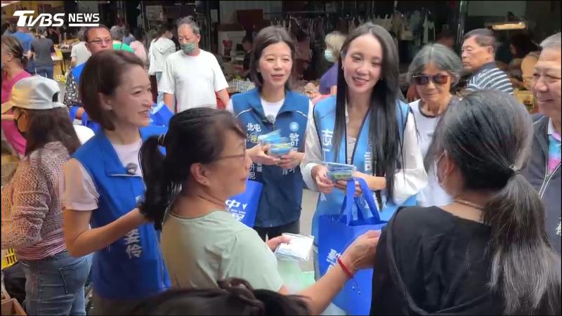 「太太牌」親切助攻!江啟臣妻攜議員候選人妻市場拜票成「嬌點」(圖/TVBS)