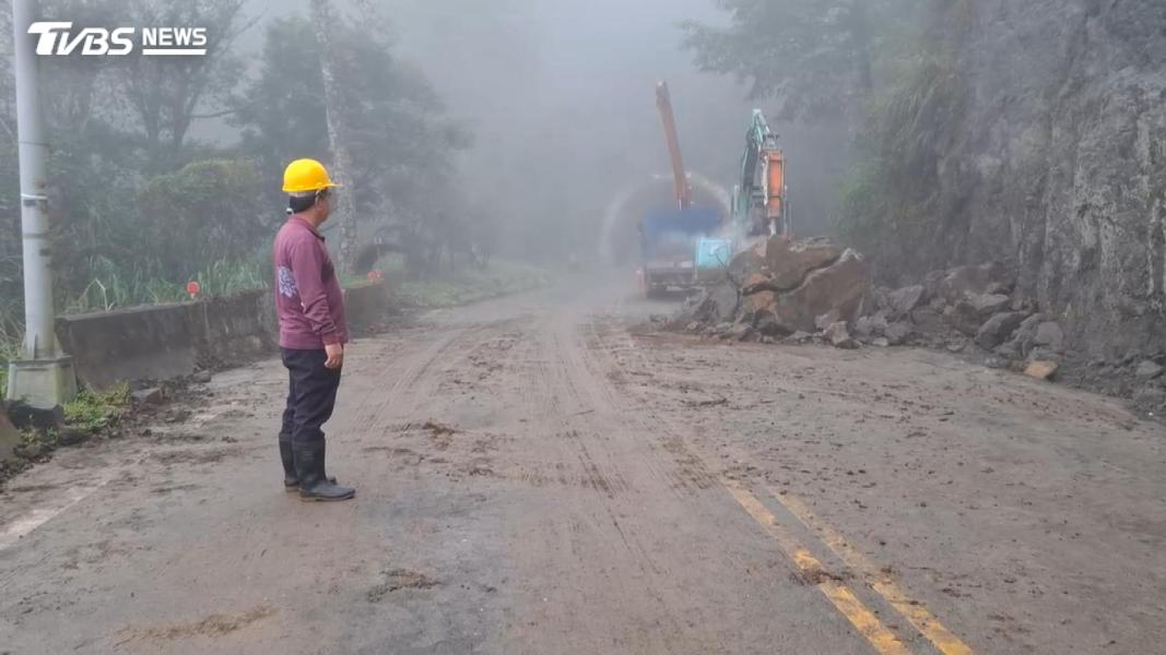 薔琵颱風釀禍!杉林溪聯外道路「巨石擋道」 2小時搶通恢復通行(圖/TVBS)