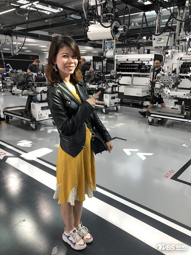 引擎上的技師簽名，讓品質承諾有了具體的名字，也成為當年參訪Mercedes-AMG德國工廠時，印象深刻的細節。（圖／謝宜倫）