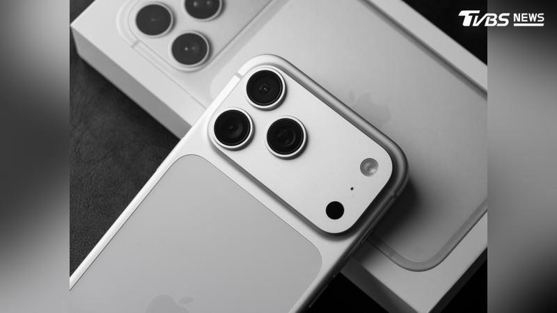 蘋果官方發布最新公告提醒,若使用含有強磁的第三方配件過於靠近 iPhone 後置鏡頭,恐嚴重干擾防手震與自動對焦功能,導致照片模糊。(圖/Shutterstock達志影像)